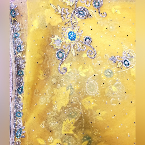 Yellow saree with heavy border work - Picture 2 of 3